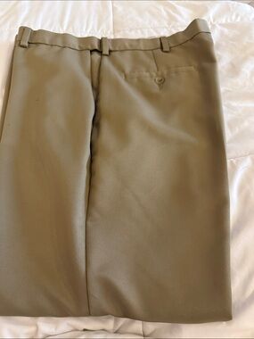 Haggar Men's Chinos Khakis in Olive/Tan